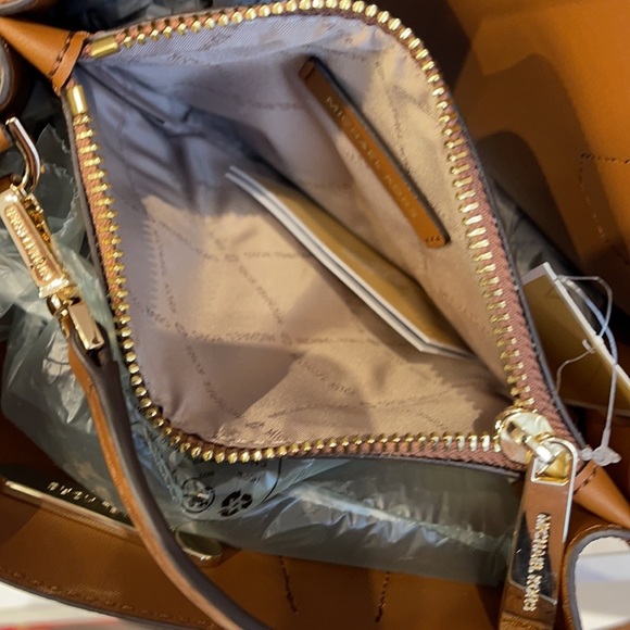 Michael Kors Mercer Medium Pebbled Leather Crossbody Bag - Picture 7 of 16